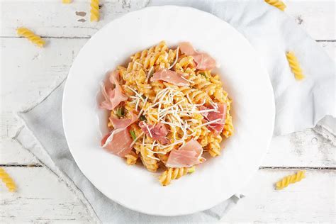 Rode Pesto Pasta Met Serrano Ham Recept Ohmydish