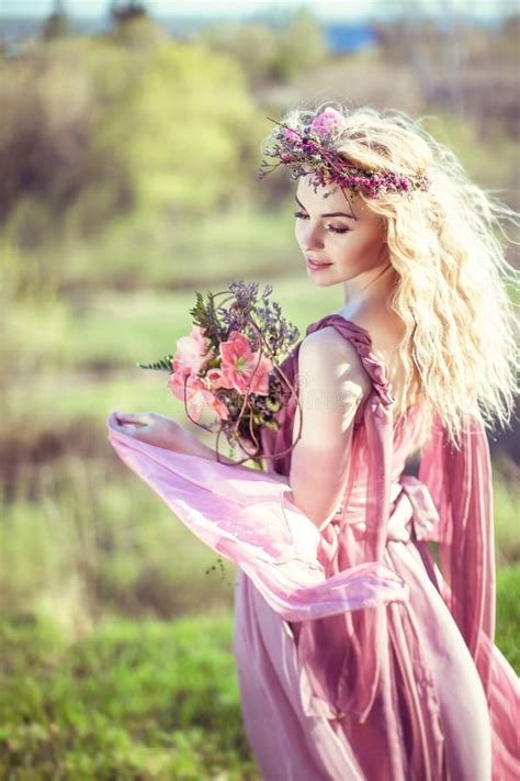 Belle Fille Blonde Dans Une Robe Rose Image Stock Image Du Magie Fantasmez
