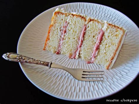 Bolo de amêndoa curd de framboesa e cobertura de mascarpone