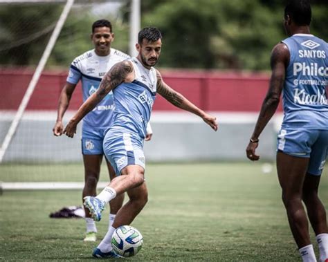 Treino Do Santos Marcelo Fernandes Faz Testes No Meio Campo