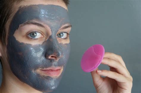 This Is The Most Effective Way To Use A Charcoal Mask — Photos