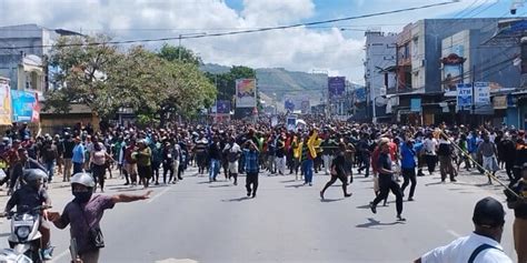 Sebanyak Bangunan Dan Pertokoan Di Kawasan Waena Jayapura Dibakar