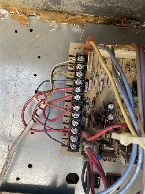 This York rooftop unit is labeled as a heat pump but has no terminal