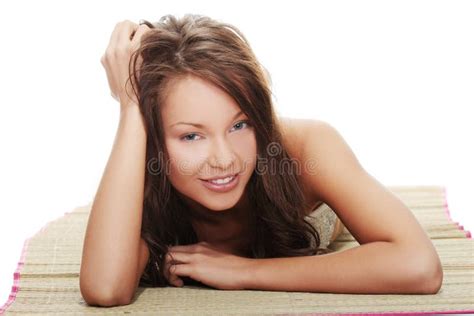 Belle Femme Dans Le Bikini Se Trouvant Sur Le Couvre Tapis De Paille Photo Stock Image Du