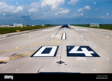 Airport runway hi-res stock photography and images - Alamy