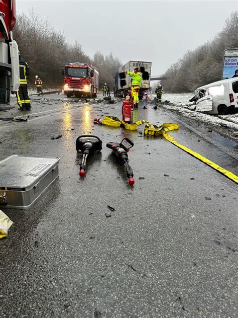 Fw Horn Bad Meinberg Schwerer Verkehrsunfall Auf Der B Mit T Dlich