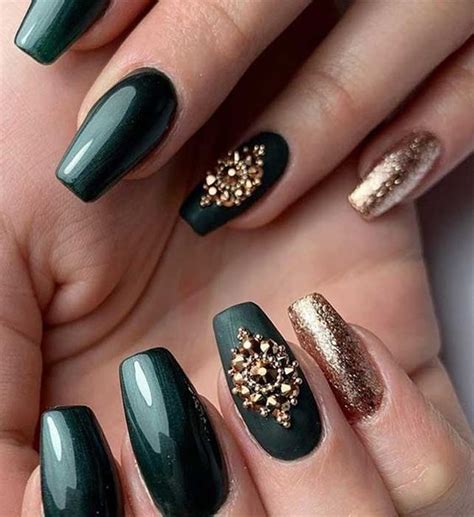 Green And Gold Christmas Nails To Help You Shine This Holiday Season