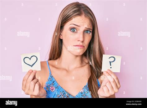 Jeune Fille Blonde Tenant Coeur Et Point D Interrogation Rappel