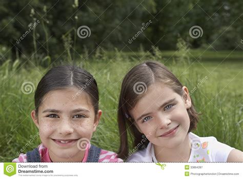 Meninas Que Sorriem No Campo Imagem De Stock Imagem De Lifestyle