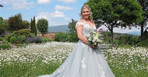 Kötzting bewundert Pfingstbraut im farbigen Kleid