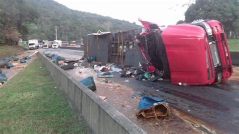 Caminhão Carregado Com Lecitina De Soja Tomba Na Br 277 Em Morretes