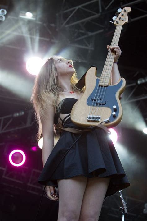 Bow Down To The Bass Face Este Haim