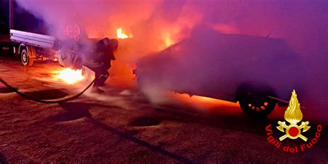 Olbia Fiamme Nella Notte Un Incendio Colpisce Un Furgone E Una Punto