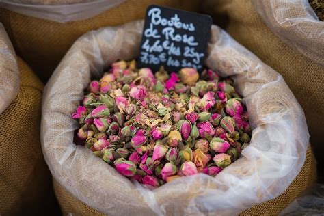 Marché provençal hebdomadaire d Eygalières Chemins des Parcs