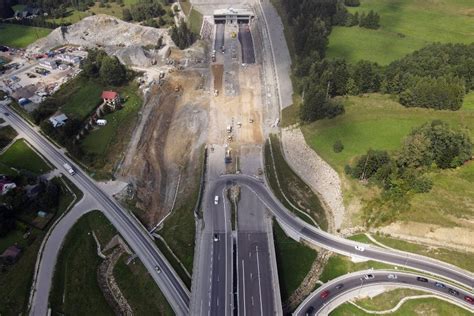 Tak z lotu ptaka wygląda budowa kluczowego tunelu na Zakopiance