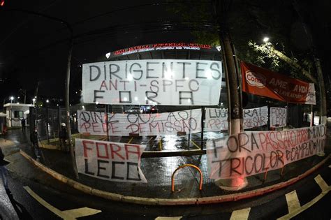 SPNet Vídeos e fotos torcedores do São Paulo protestam contra