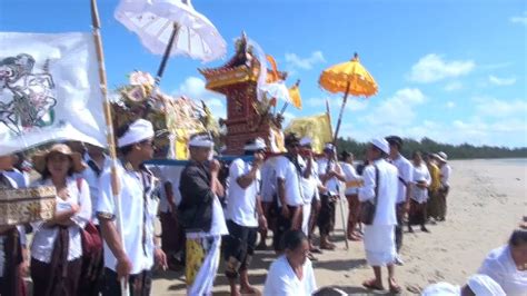 Pesona Melasti Umat Hindu Bali Kalsel Di Pantai Madani Tanah Bumbu