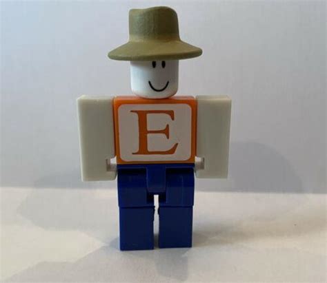 Roblox Erik Cassel Mini Figure Series 1 With Hat - No Code - Jazwares ...