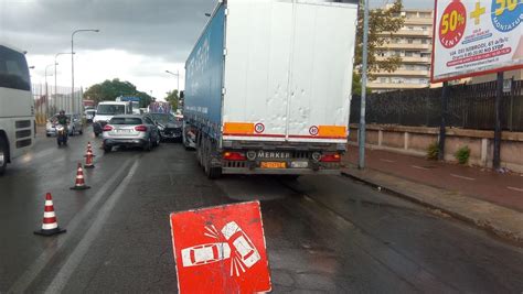 Incidente A Palermo Scontro Tra Un Tir E Due Suv Traffico In Tilt