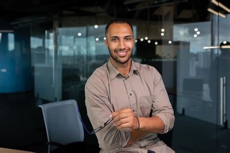 Retrato De Um Empres Rio Afro Americano No Escrit Rio De Camisa Em P