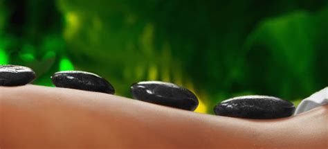 Hot Stone Massage Wellness mit heißen Steinen