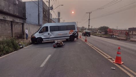 Motociclista fica ferido ao colidir contra van no Anel Viário