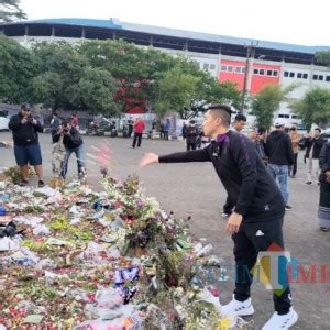 Kapten Tim Persik Kediri Tabur Bunga Dan Doa Di Stadion Kanjuruhan