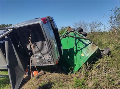 Puerto Yeru Volc Una Camioneta Que Transportaba Vacas En Un Tr Iler