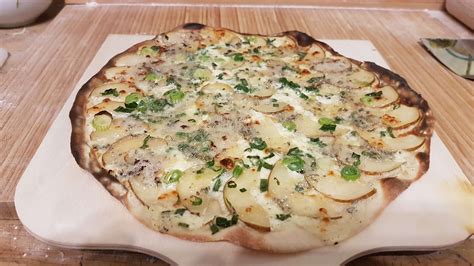 Flammkuchen Mit Birne Ziegenk Se Und Fr Hlingszwiebeln Pimotti