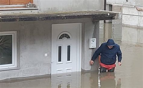 HUMANOST NA DJELU Vlasnik pekare u Bihaću dijeli hljeb za porodice u