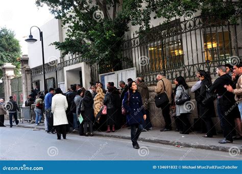 Povos Que Queing Na Frente Da Embaixada Francesa Esperando De