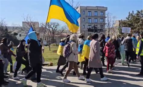 Peste 1 000 de refugiați ucraineni au protestat în fața Consulatului