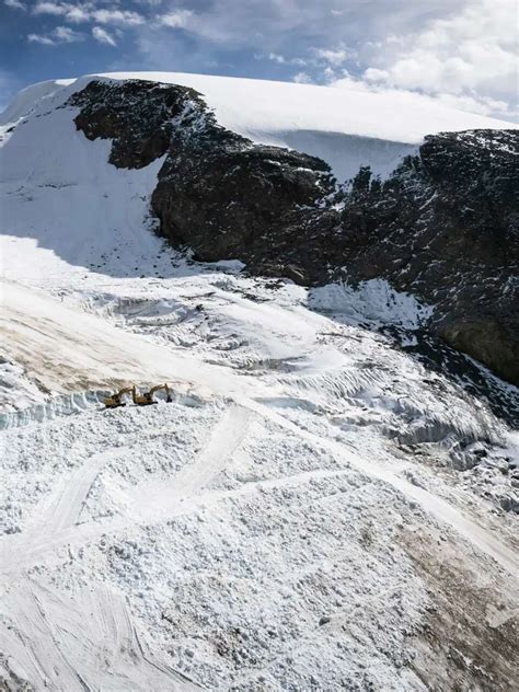 Le Scandaleux Pillage Dun Glacier Avec Des Pelleteuses Vu De Lespace