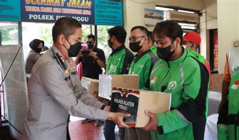 Polres Se Jawa Tengah Bagikan Bansos Ke Warga Terdampak Kenaikan Harga Bbm