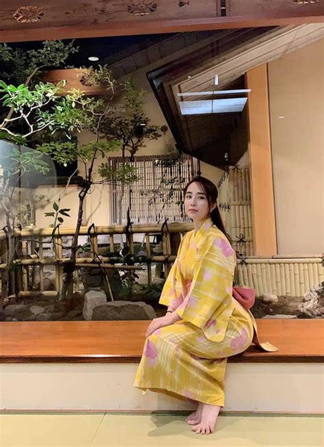 Sao Việt nghỉ lễ Hà Hồ khoe ảnh bikini Lan Khuê bế bụng bầu đi chơi