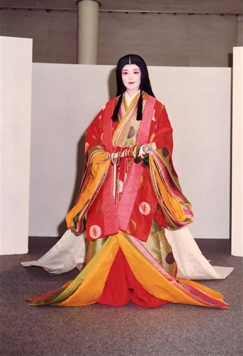 A woman dressed in junihitoe 着物 歴史 着物 美人 装束