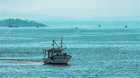 Barco Pesquero Rodeado De Aves Marinas En La Bah A De Guanabara R O De