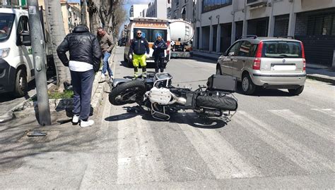 Messina Scontro Moto Scooter In Via La Farina Due Feriti Gazzetta