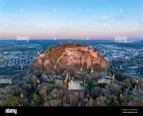 El cono volcánico Hohentwiel con las ruinas del castillo iluminadas por