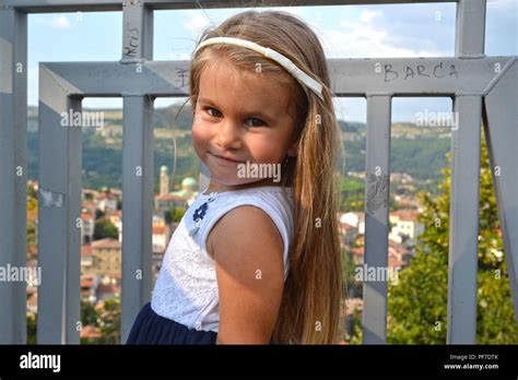 Fille Blonde Yeux Marron Banque De Photographies Et Dimages Haute R Solution Page Alamy