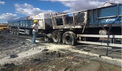 Carreta Carregada Ra O Pega Fogo Na Br Em Guanambi Veja V Deo