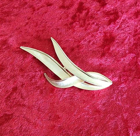 Mid Century Crown Trifari Gold Tone Pin Brooch Abstra Gem