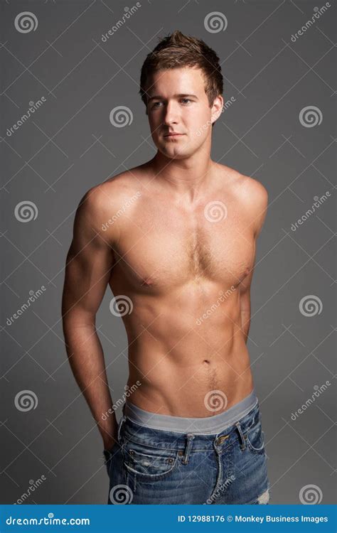 Retrato Del Estudio Del Hombre Joven Muscular De Pecho Descubierto Foto