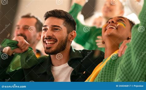 Brasilianische Junge Fu Ballfans Feiern Den Sieg Ihrer Mannschaften Im