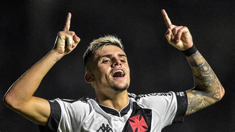 Pec Lembra De Cr Ticas E Dedica Gol Da Vit Ria Do Vasco M E