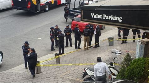 Atacan a balazos a hombre afuera de un restaurante de Satélite