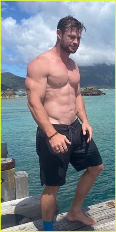 Chris Hemsworth Bares Ripped Abs on Vacation with Family & Friends ...