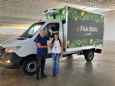 CENTRAL DO PAA Prefeito Laurinho recebe caminhão e equipamentos