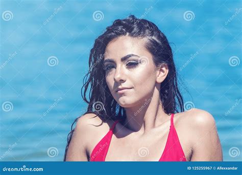 Retrato De Una Mujer Hermosa En Bikini Rojo En La Playa Imagen De