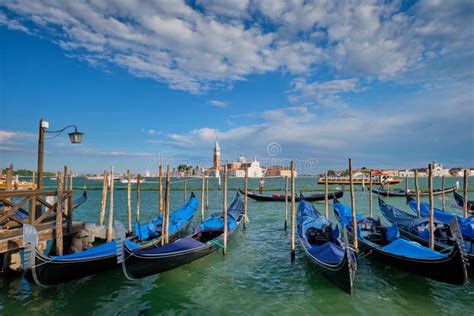 G Ndola E Na Lagoa De Veneza Pelo Quadrado De Mark San Marco De Saint